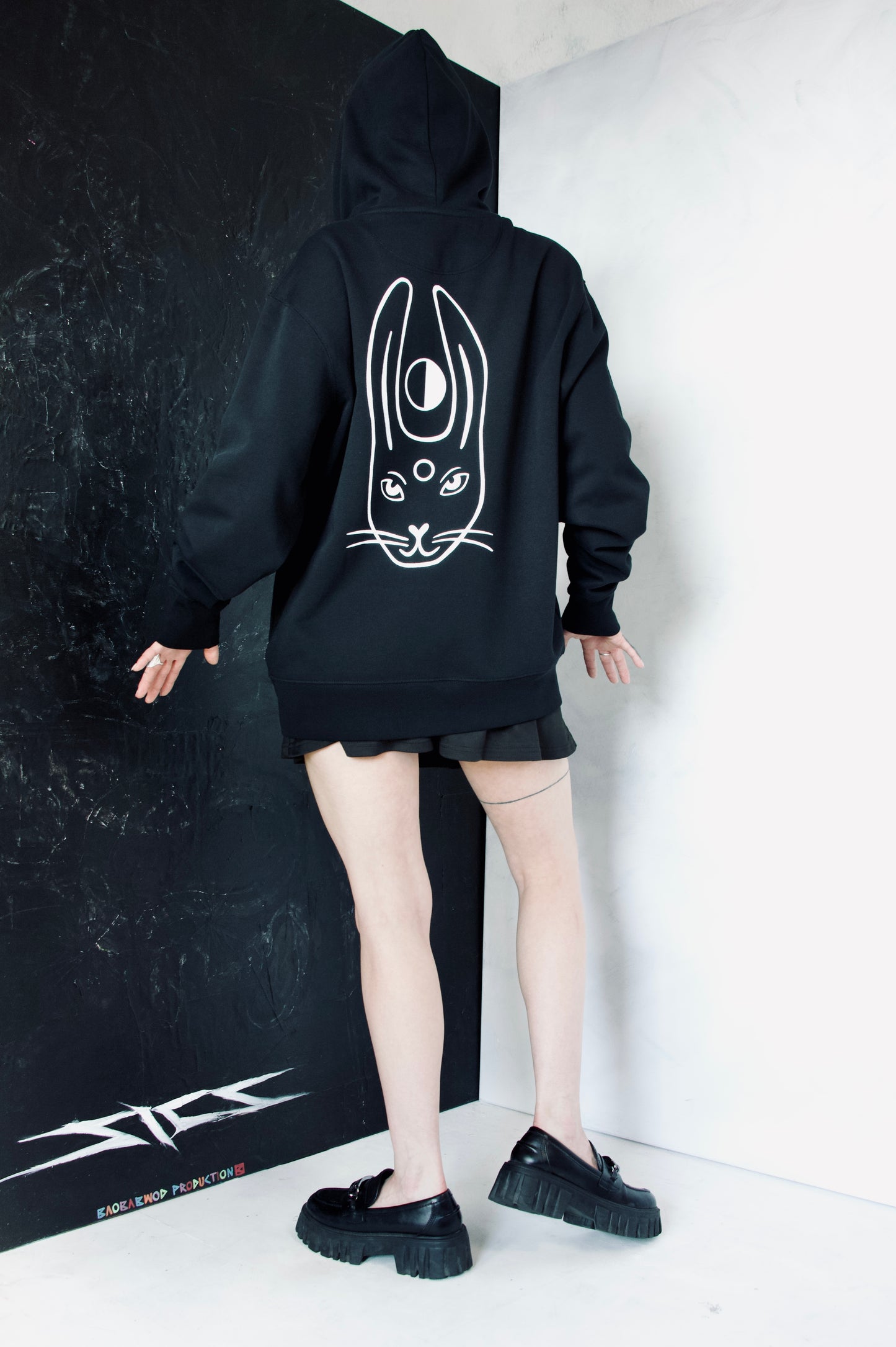 WHITE RABBIT Hoodie mit Kunst + Stickerei
