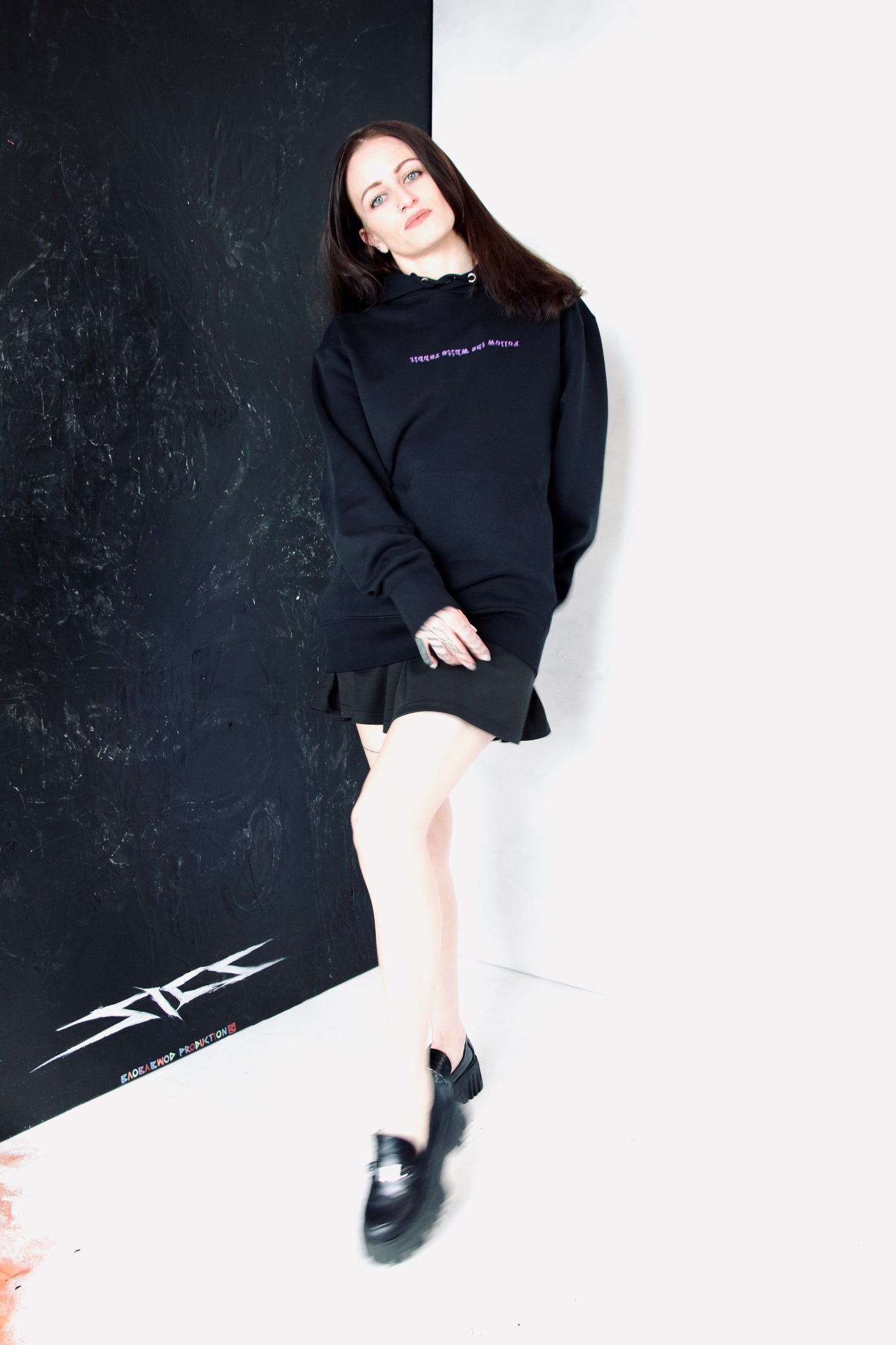 WHITE RABBIT Hoodie mit Kunst + Stickerei