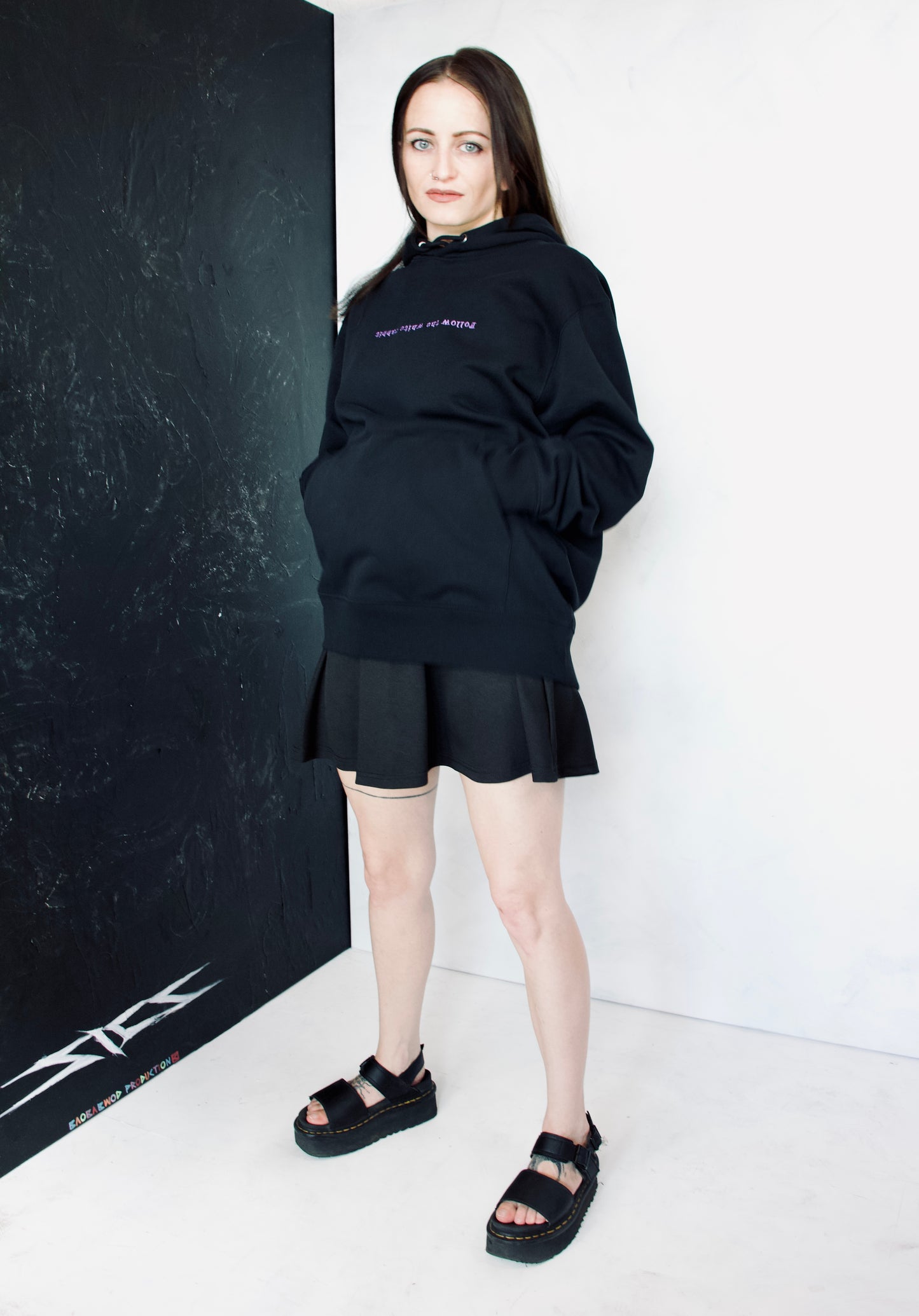 WHITE RABBIT Hoodie mit Kunst + Stickerei