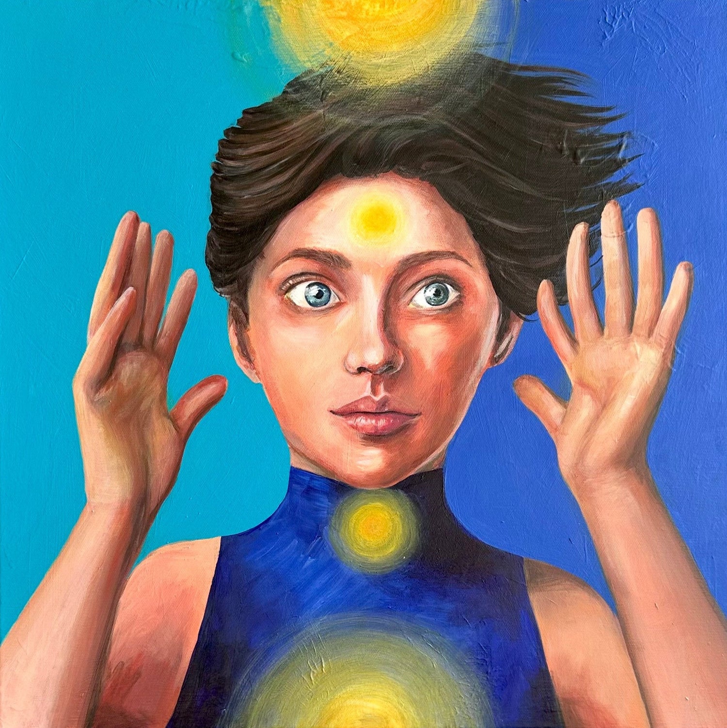 Realistisch abstrakte Portrait Malerei eines weiblichen menschlichen Gesichts mit blauen ausdrucksstarken und detaillierten Augen und schönen Lippen, braunen kurzen Haaren und mit sechs Fingern und Andeutung gelb dargestellter Chakra Lichtern auf blauem Hintergrund