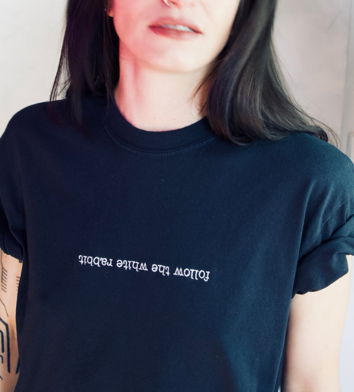 Einzigartige kunstvolle Shirts mit Stickerei und Print Design