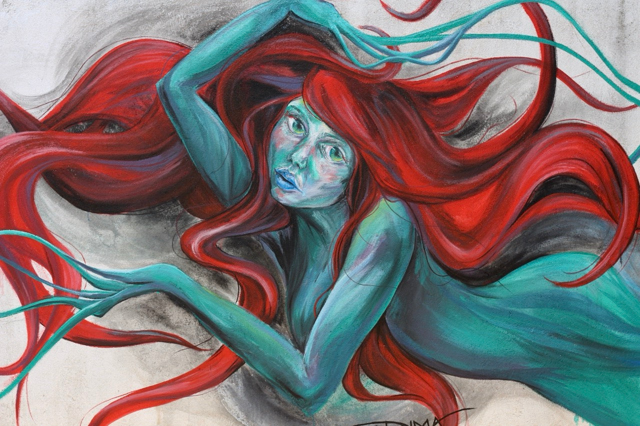 Individuelle Wandgestaltung / Mural an Außenfassade einer Meerjungfrau in Rot und Türkisblau